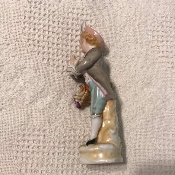 Lady & a basket of fruit figurine - Picture 4 of 11